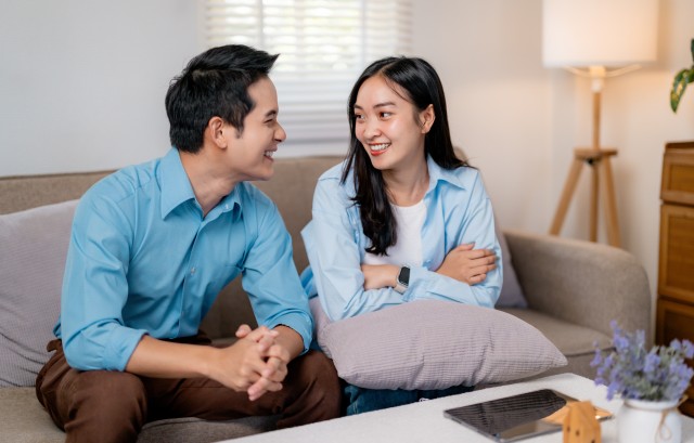 話し合うカップル