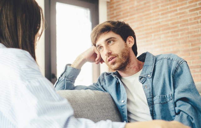 話し合うカップル