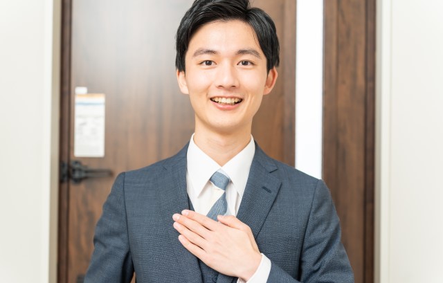 挨拶をする男性