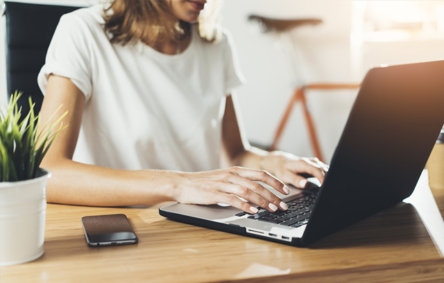 パソコンを触る様子