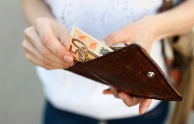 お金を払う様子