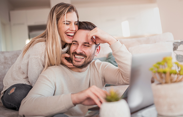 自宅でくつろぐカップル