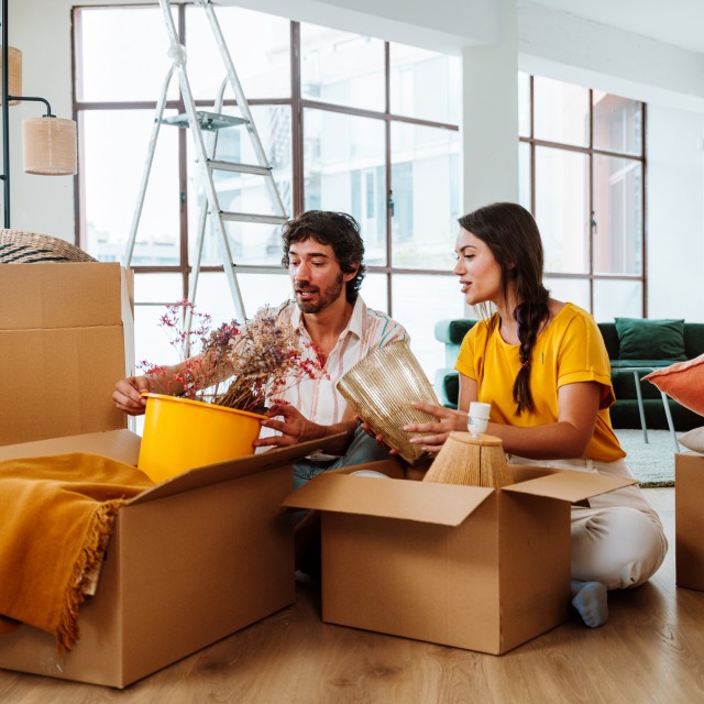 荷ほどきをするカップル