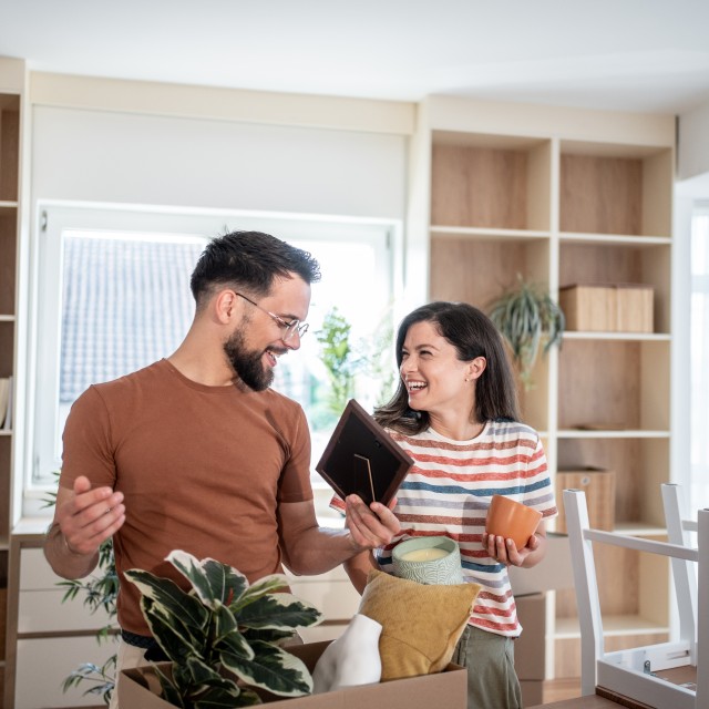 荷ほどきをするカップル