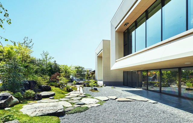 KORIYAMA MONOLITH（郡山モノリス）　庭園と外観