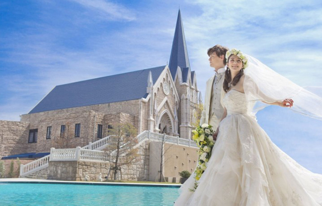 ベルヴィ郡山館　プールと大聖堂