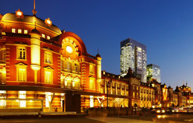 フォーシーズンズホテル丸の内 東京　ライトアップされた東京駅とホテル