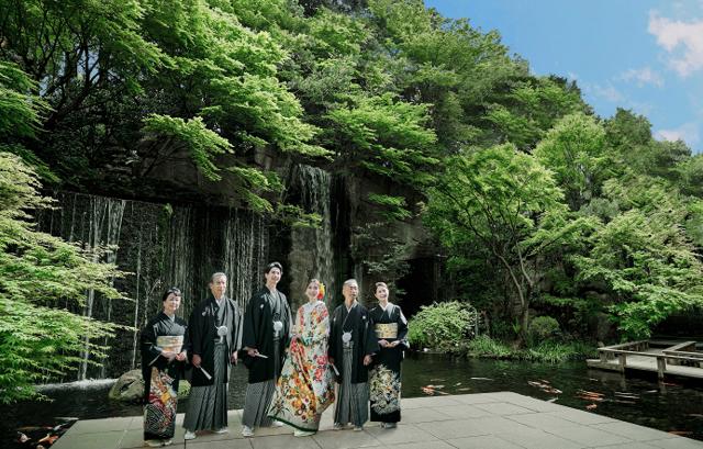 ホテル雅叙園東京　日本庭園で親族と写真撮影をする新郎新婦