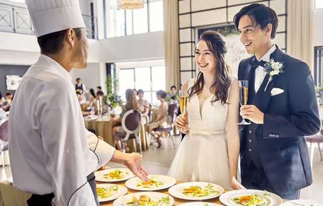 アルカンシエル横浜 luxe mariage（リュクス マリアージュ）　オープンキッチンで調理するシェフ