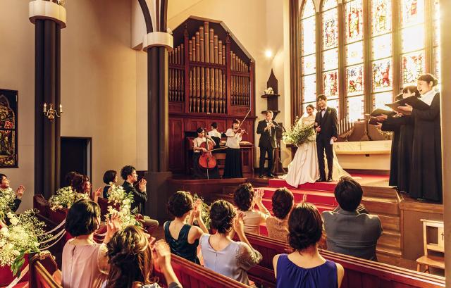 ST.MARGARET WEDDING（セント・マーガレット ウエディング）　祭壇に立つ新郎新婦