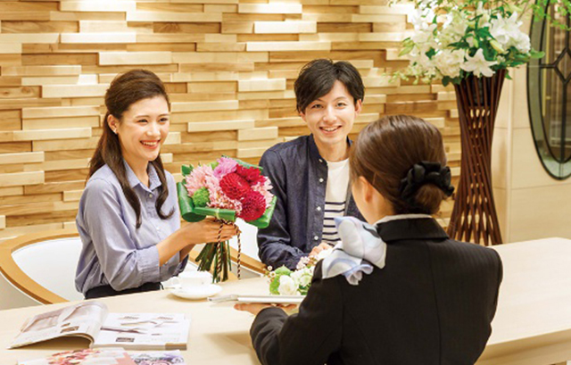 Japanese Resort Wedding SENKEI＆KAHOU（ホテル 泉慶・華鳳）　新郎新婦と打ち合わせするスタッフ