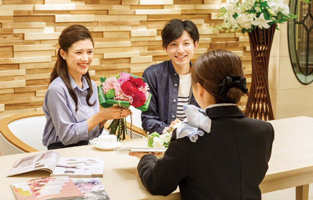 Japanese Resort Wedding SENKEI＆KAHOU（ジャパニーズ リゾート ウェディング センケイ アンド カホウ）　新郎新婦と打ち合わせするスタッフ