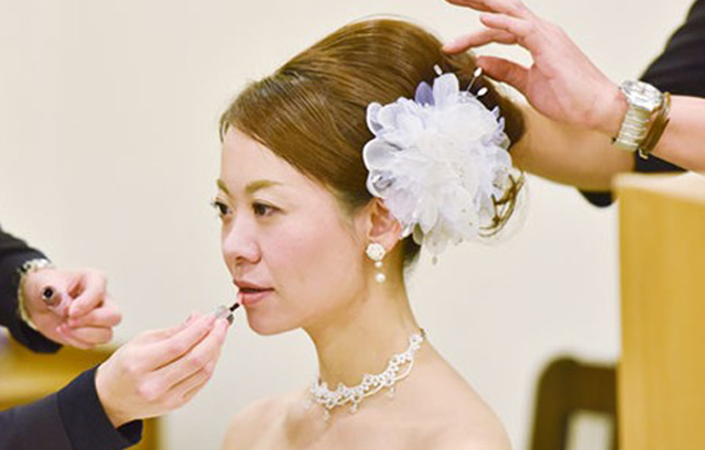 アートホテル上越　花嫁にメイクするスタッフ