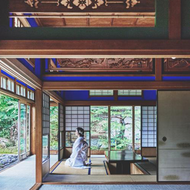 和室から日本庭園を眺める花嫁