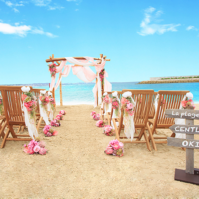 海をバックに爽やかウェディング 沖縄 でビーチウェディングが人気の結婚式場ランキングtop4 結婚ラジオ 結婚スタイルマガジン