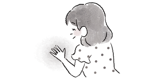 指輪を見てときめく女性