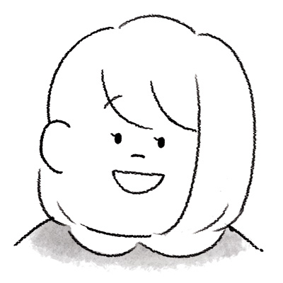 微笑んでいる女性