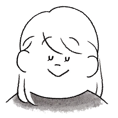 微笑んでいる女性
