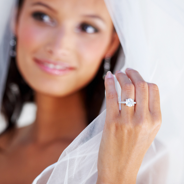 婚約指輪をつけた笑顔の女性