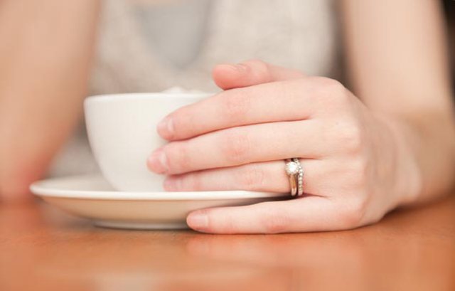 婚約指輪と結婚指輪を重ねづけする女性