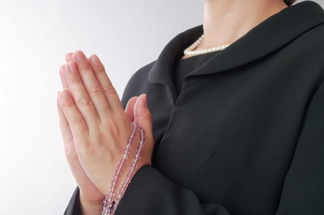 喪服を着た女性の写真