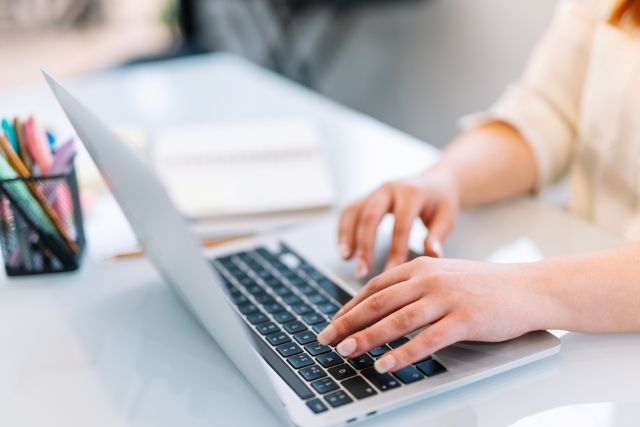 オフィスでPCしている女性の写真