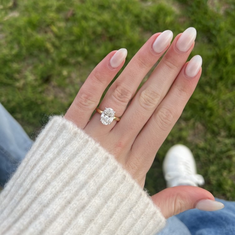 婚約指輪をつけた女性の左手