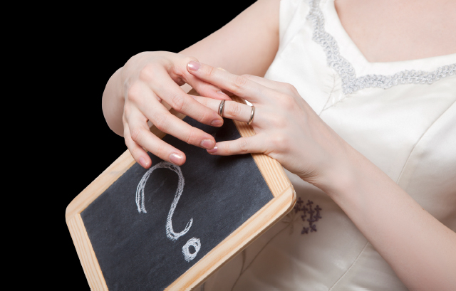 指輪を嵌める女性