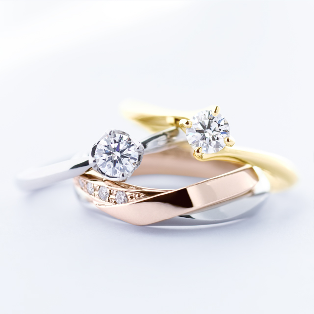 ダイヤのついた婚約指輪と結婚指輪