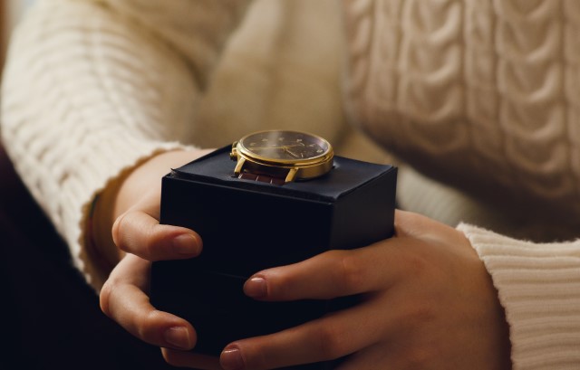 顔合わせ食事会でプレゼントを渡す女性