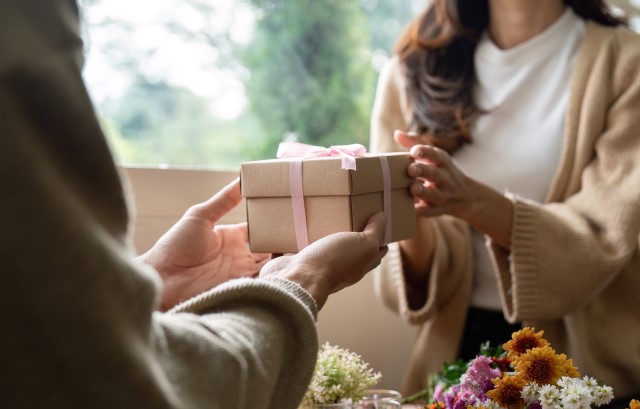 お返しを渡すカップル