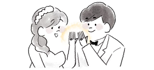 結婚指輪を見つめる新郎新婦