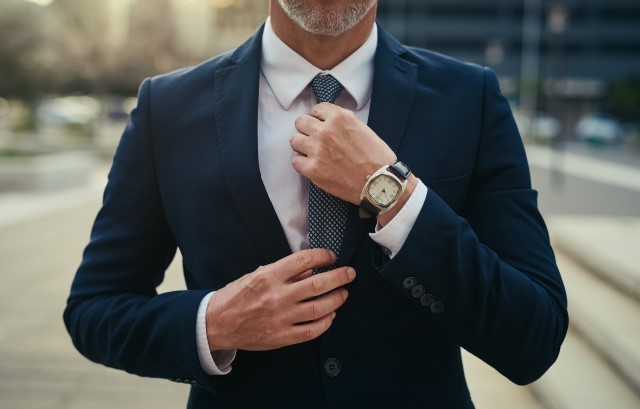 スーツを着た男性