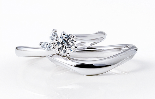 重ねづけできるようにデザインされた婚約指輪と結婚指輪