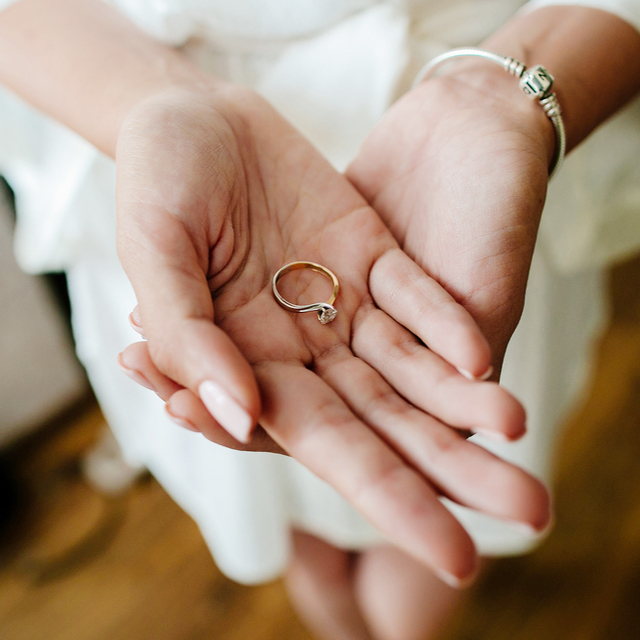 手のひらに置かれた婚約指輪