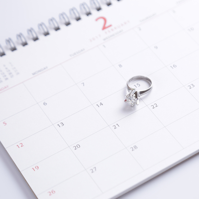 婚約指輪が乗せられたカレンダー