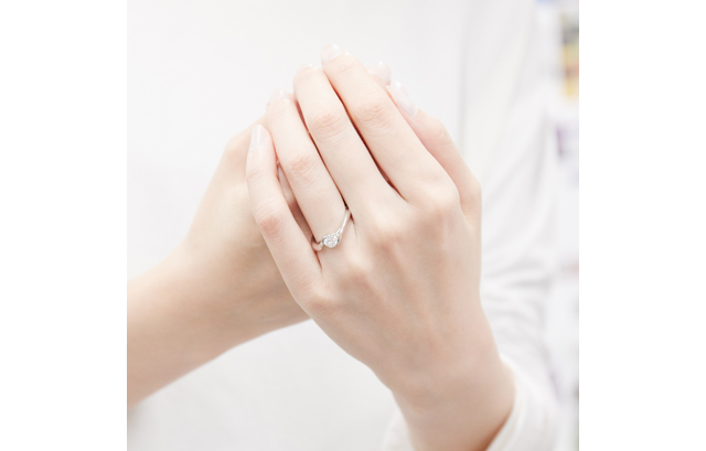 埋め込みタイプの婚約指輪をつけた手