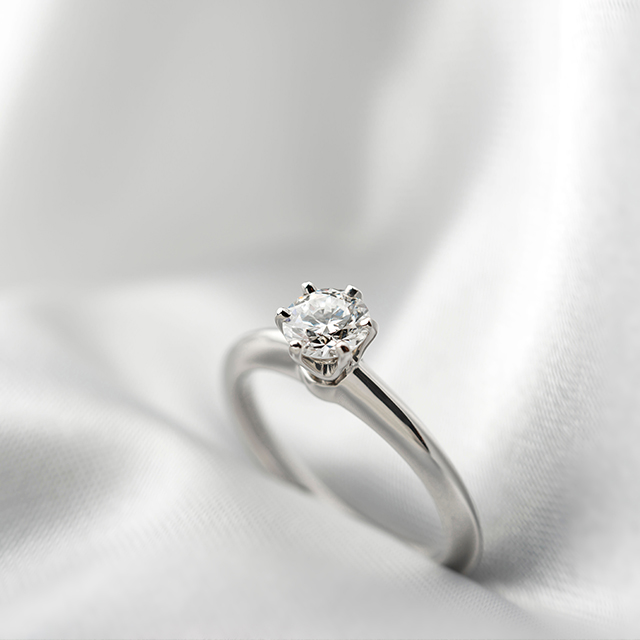 立て爪デザインの婚約指輪
