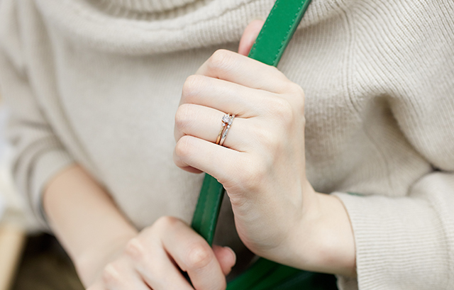 NIWAKAのセットリング　婚約指輪 ロズレ　結婚指輪 ロズレ　を付ける女性