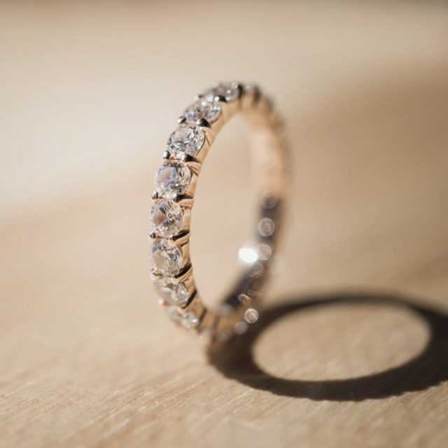 エタニティとハーフエタニティ、婚約指輪・結婚指輪にはどちらを選ぶ