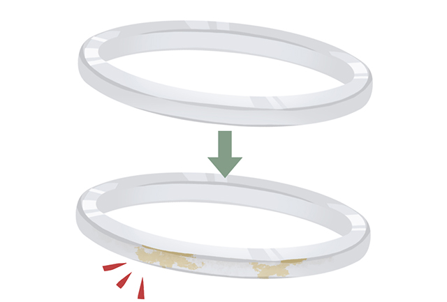 ホワイトゴールドのメッキがはがれてくる様子