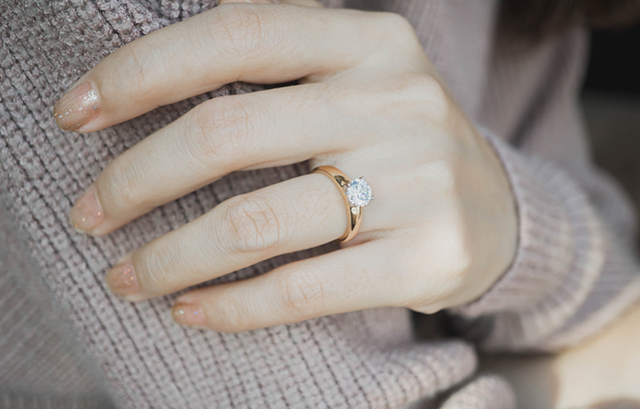 婚約指輪を付けた女性の手