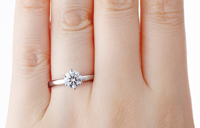 婚約指輪を付けた女性の手のアップ