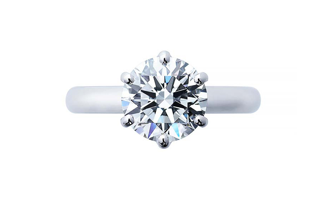 大きなダイヤが付いた婚約指輪