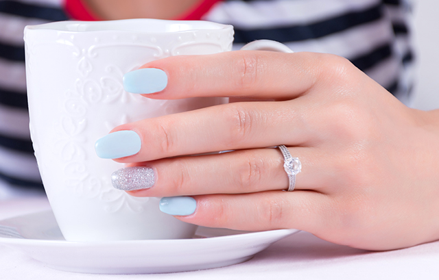 普段から婚約指輪を付ける女性