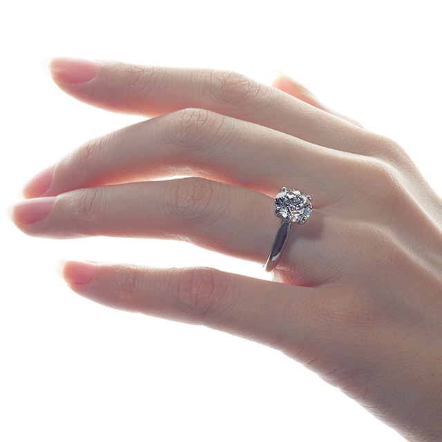 薬指で輝く大きなダイヤモンドの婚約指輪