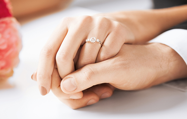 婚約指輪をつけた手