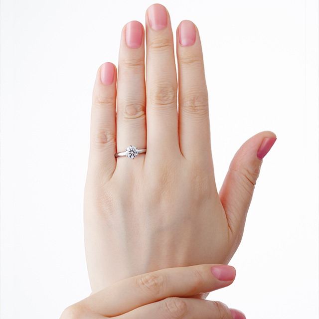 NIWAKA の婚約指輪　ことほぎ アーム透かしなし　を着用した左手