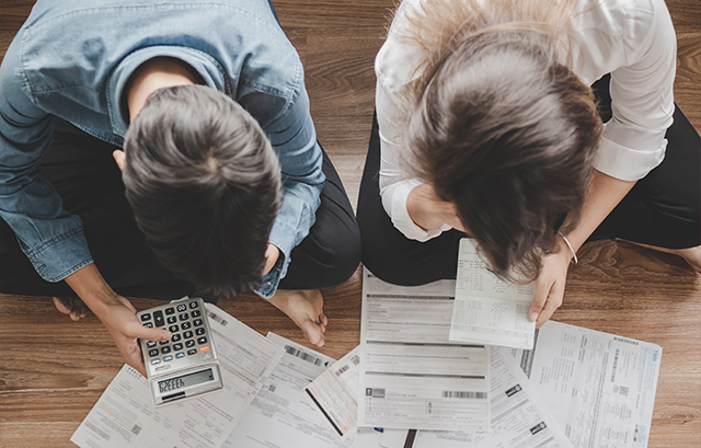 結婚準備をするカップル