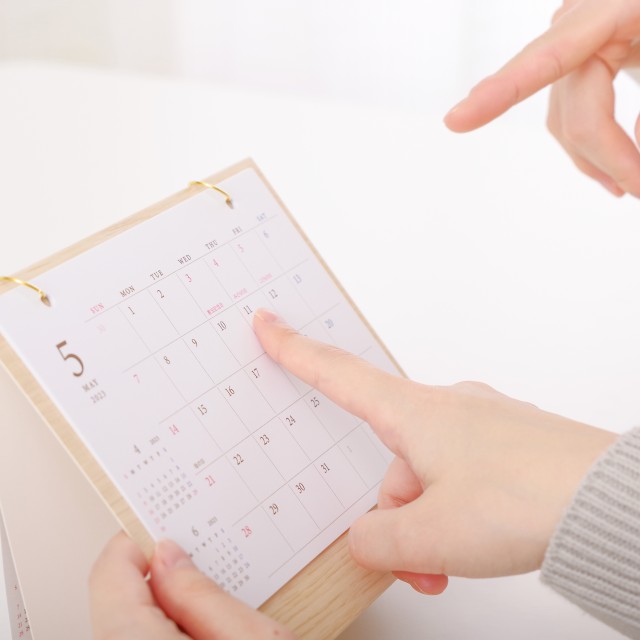 カレンダーをふたりで確認する様子